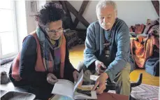  ?? FOTO: GEMPP ?? Angela Reuß und Klaus Schlotmann haben mit Joseph Moore zusammen das Buch „Don’t go backway“geschriebe­n.