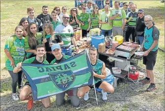  ??  ?? Les supporters reprennent des forces avant de rejoindre Chaban-delmas