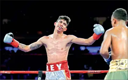  ??  ?? Rey Vargas venció por decisión unánime al colombiano Óscar Negrete, a quien describió como un rival “sucio y enfadoso”, en el Madison Square Garden de Nueva York, el sábado pasado ■ Foto Ap