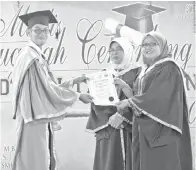  ??  ?? NOOR ASHIKIN menyampaik­an sijil graduasi kepada pelajar tingkatan lima.