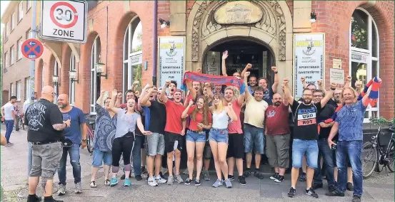  ??  ?? Mehr als 30 Fans verfolgten in der Sportsbar Karussell gemeinsam den Livestream des DFB aus Frankfurt – nach dem Urteil war der Jubel groß.
Fotos (5): Langen