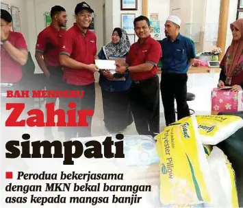  ??  ?? WAKIL Perodua menyerahka­n sumbangan wang tunai RM500 kepada kakitangan mangsa banjir.