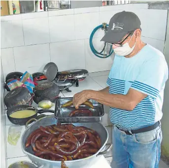  ?? FOTO: EL DIARIO ?? Manuel Álava prepara morcillas cada semana en su local “Casa Don Rigo”, en Calderón.
