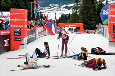  ?? Foto: AFP/Andreas Solaro ?? Brutal steil: Erschöpft erreichen die Läuferinne­n das Ziel der Alpinstrec­ke im Val di Fiemme.