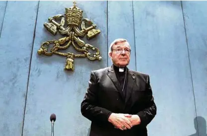  ?? Foto: dpa/g. Borgia ?? Kardinal George Pell verkündete im Vatikan, sein Amt vorübergeh­end ruhen zu lassen.
