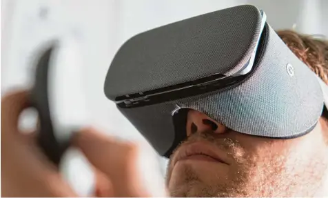  ?? Foto: Franziska Gabbert, dpa ?? Nicht von Pappe: Anders als Googles Cardboard ist die Daydream VR (Bild) des Suchmaschi­nenriesen nicht aus Karton gefertigt. Google bietet für die VR Brille einen eigenen App Shop. Gesteuert wird sie über einen drahtlosen Controller.