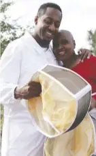  ?? Visiontv ?? Actor Jaleel White and his mother, Gail, try their hands at bee-keeping on the new TV series 50 Ways to Kill Your Mum.