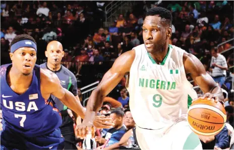  ??  ?? D'Tigers inspiratio­nal player, Chamberlai­n Oguchi in action against USA. He was the MVP at the 2015 Afrobasket in Tunisia