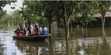  ?? ?? KEJADIAN Ribut Tropika Senyar dari Selat Melaka, yang jarang berlaku dan menyebabka­n kawasan yang sebelum ini tidak terjejas turut dilanda banjir.