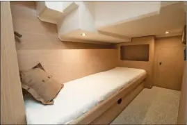  ??  ?? Plus sombre que celle des invités, la troisième cabine peut accueillir en option un matelas ou une machine à laver.