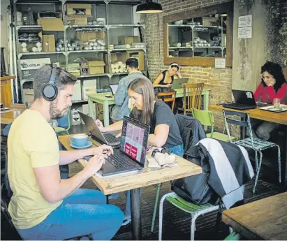  ?? Paula Sama ?? Algunas cafeterías se convierten en oficinas o salas de estudio; en la foto, un local en Barcelona