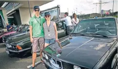  ??  ?? Sebastian und Jennifer Groß fahren mit ihrem 325i-Cabriolet raus.