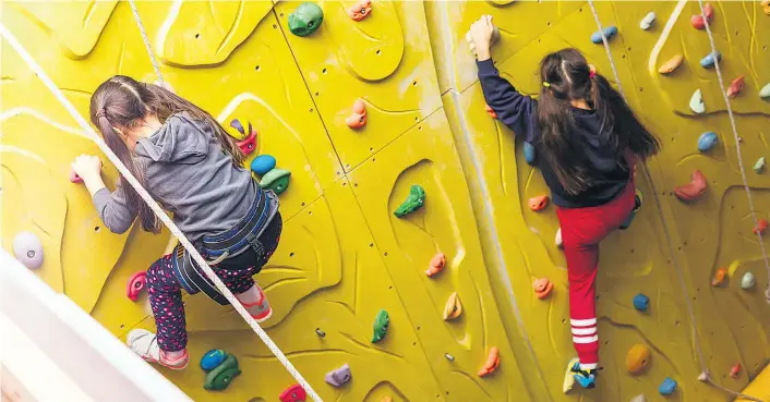  ??  ?? Sport und Motorik sind gefragt, betonen Entertainm­entanbiete­r. Doch der Wettlauf um die Freizeit der Kinder ist ein harter.