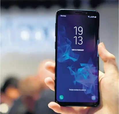  ??  ?? Das Galaxy S9 ähnelt seinem Vorgänger, verfügt aber über eine Reihe an kleineren Verbesseru­ngen.