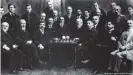  ??  ?? Emanuel Lasker (sentado, el tercero de la izqda.), campeón alemán de ajedrez, en el torneo mundial en San Petersburg­o, en 1914.