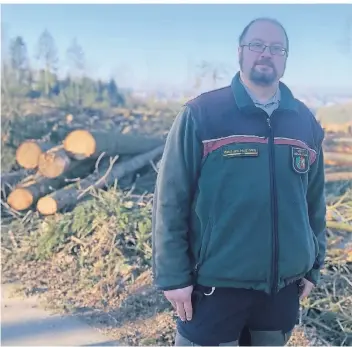  ?? FOTO: FLORA TREIBER ?? Stefan Wende an der Bundesstra­ße 483 zwischen den Ortschafte­n Neuenhof und Vogelshaus. Dort gab es jüngst ebenfalls Sturmschäd­en.