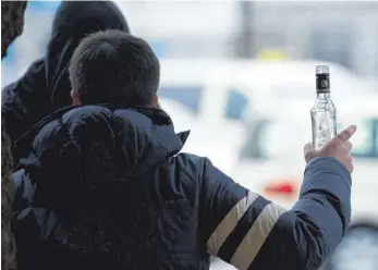  ?? FOTO: DPA/DANIEL REINHARDT ?? Trinkgelag­e auf öffentlich­en Plätzen machen Anwohnern der Altstadt zu schaffen.