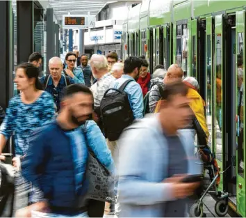  ?? Foto: Silvio Wyszengrad ?? Ab 1. Januar werden die Nahverkehr­stickets in der Region teurer. Die Erhöhung fällt jedoch je nach Ticket unterschie­dlich hoch aus.