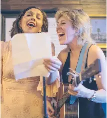  ?? AUTOGRAPH COLLECTION HOTELS/THE BLACK LIST ?? Maggie Gyllenhaal, left, joined Martha Wainwright for a song at a Sundance Film Festival party.