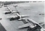  ?? FOTO: DPA ?? Auf dem Flughafen Tempelhof stehen C-47 Transportf­lugzeuge, die an der Berliner Luftbrücke beteiligt sind.