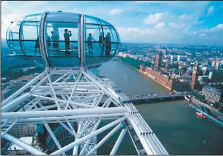  ??  ?? SPOTS. El London Eye (izq.) no es más que una noria a 135 metros de altura, pero el atractivo turístico más visitado del país. El British Museum, con obras únicas.