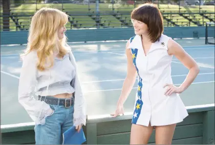  ??  ?? Andrea Riseboroug­h y Emma Stone (derecha), en una escena de La batalla de los sexos (Battle of the Sexes), se estrena el viernes en Estados Unidos ■ Foto Ap