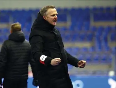  ?? FOTO JEFFREY GAENS ?? John van den Brom: “Heel veel spelers hebben hun kans gegrepen.”