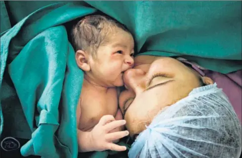  ?? BIRTH PHOTOS BY URSHITA SAINI (ABOVE) AND MAAYAN GUTGOLD (LEFT) ?? The biggest challenge for the birth photograph­ers is making the wouldbe mother feel comfortabl­e.