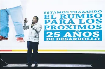  ?? FOTOS YOSEPH AMAYA ?? AUTORIDAD. El alcalde Armando Calidonio durante su disertació­n en la presentaci­ón del Plan Maestro durante el cabildo abierto realizado en el Gimnasio Municipal.