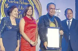  ??  ?? The Gawad Dangal ng Lahi honoree, author Butch Dalisay, with Sylvia Palanca-Quirino, Criselda Cecilio-Palanca, and Carl Anthony Palanca