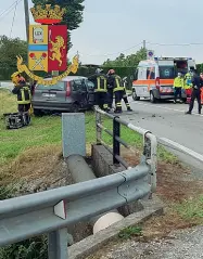  ??  ?? Ivana Giarin, la vittima.
A fianco, i soccorrito­ri intorno all’auto che si è schiantata contro un platano