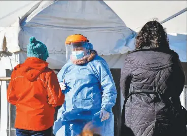  ?? TELAM ?? OPERATIVOS. En Córdoba hay veinte casos con la Delta y cinco detenidos por violar las normas.