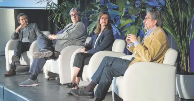  ?? // BELÉN DÍAZ ?? De izquierda a derecha, Ángel Antonio Herrera, Juan Manuel de Prada, María José Fuenteálam­o e Ignacio Camacho, ayer en el Círculo de Bellas Artes