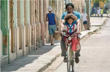  ?? Fotos: Kubanische­s Filminstit­ut ICAIC; »Mediaprodu­cción S.L.U. RTV Comercial« ?? Szenen aus dem Film »Sergio und Serguei«