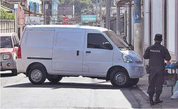  ??  ?? Escena. Los hechos por los cuales es acusado el policía ocurrieron el 18 de noviembre al mediodía entre la 2.ª y 4.ª calle poniente, del barrio El Calvario a unos 150 metros de la subdelegac­ión de la PNC.