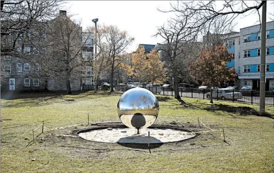  ?? E. JASON WAMBSGANS/CHICAGO TRIBUNE ?? In Juneway Terrace Park on North Eastlake Terrace in Rogers Park, residents have nicknamed this sculpture Little Bean, Tiny Bean, North Bean and Pinball.