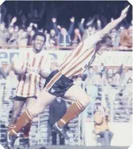 ??  ?? Ian Wallace watches his shot hit the back of the Fulham net to put Sunderland 3-0 up against hapless Fulham in April 1986, before celebratin­g (right). Pictures by Carl Mungai.