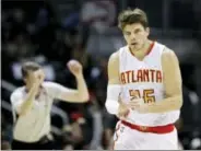  ?? DAVID GOLDMAN — THE ASSOCIATED PRESS ?? Atlanta Hawks’ Kyle Korver reacts after hitting a threepoint­er in the third quarter against the Sixers on Saturday.