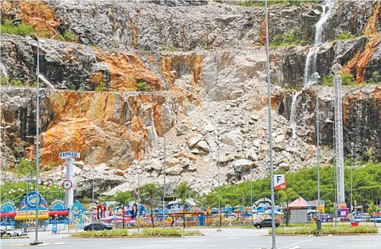  ?? PEDRO IVO ?? Vestígios do deslizamen­to ainda podiam ser vistos ontem, nas proximidad­es do Shopping Nova Iguaçu, na Baixada, onde maciço rochoso desabou