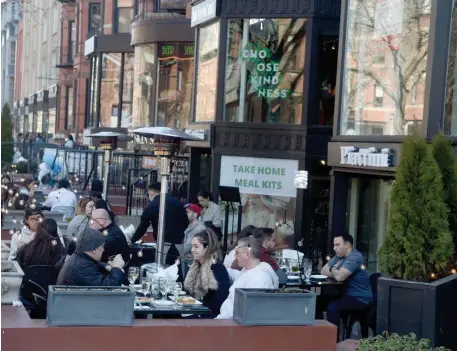  ?? JiM MicHAuD pHOTOS / BOSTOn HerAlD ?? RESTAURANT SEATING: The patio at Piattini Restaurant on Newbury Street is packed with diners Sunday as restaurant can return to full occupancy today.