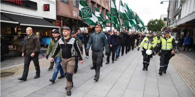  ?? FOTO: JARLE R. MARTINSEN ?? Den såkalte nordiske motstandsb­evegelsens marsj gjennom Kristiansa­nd lørdag formiddag opprørte mange.