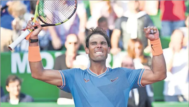  ??  ?? VICTORIOSO. Rafa Nadal levanta los brazos y la raqueta para celebrar su trabajado triunfo contra Guido Pella en los cuartos de final del Masters 1.000 de Montecarlo.