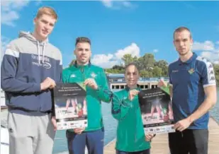  ?? JUAN JOSÉ ÚBEDA ?? EL APOYO DE LOS JUGADORES DE LOS EQUIPOS. A la izquierda, Nolito y Mercado, jugadores del Sevilla, muestran el cartel de la prueba. A la derecha, hacen lo mismo Rinalds Malmanis (Betis Energía Plus), Elías Beltrán (Betis Futsal), Marta Pérez (Betis Féminas) y Pau López (Betis)