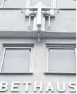  ?? FOTO: DPA ?? Geschlosse­n ist nach mehr als 100 Infektione­n auch das Bethaus einer Baptisteng­emeinde in Frankfurt.
