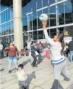  ?? LUCIA MERLE ?? Pelota. En la explanada, muchas mujeres y chicos.