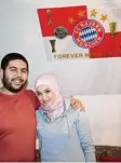  ??  ?? Rami Alrahban und sein Frau Heba. Der Syrer ist seit seiner Kindheit ein Bayern Fan.