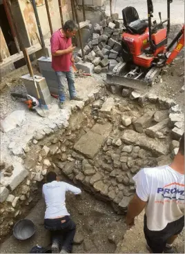  ?? (Photo DR) ?? Dans la cour de la cathédrale, les vestiges du baptistère apparaisse­nt en soussol. C’est la paroisse- cathédrale qui mène l’opération.