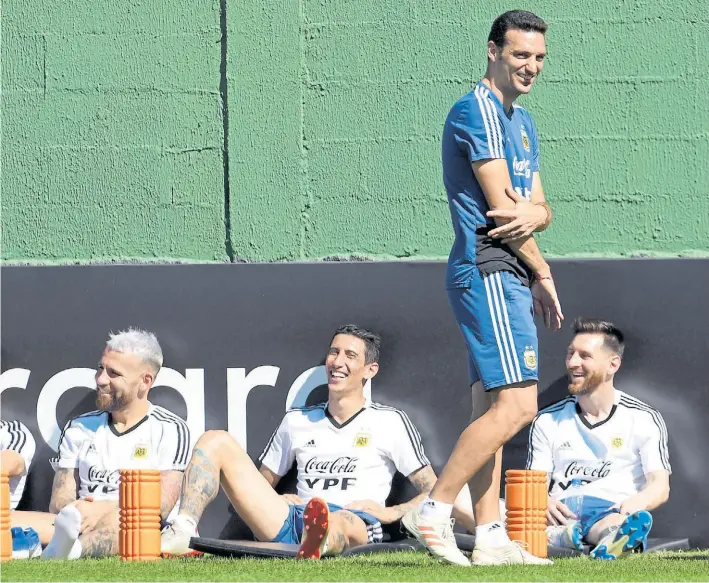  ?? JUANO TESONE/ENV. ESPECIAL ?? A favor del técnico: la identifica­ción del plantel. Scaloni recibió un planteo en el comienzo de la Copa pero supo manejarlo y que los jugadores lo banquen.