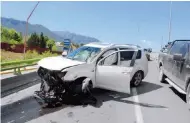  ?? ?? CHOQUE. El auto terminó destrozado del frente.