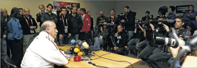  ??  ?? Vicente del Bosque apenas pudo dormir tras la derrota ante Suiza y, en un acto valiente y solidario, ofreció una conferenci­a de Prensa no programada para atender a los medios.